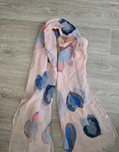 Nový pěkný srdíčkový šátek na krk