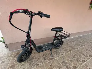 Elektrická koloběžka CITY BOSS Z350 – necelý rok stará, v zá