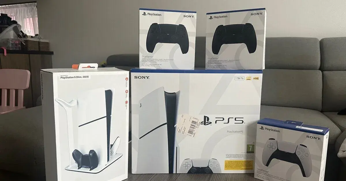 PS5 Slim 1TB s mechanikou + 4 ovladače + stojan – NOVÉ