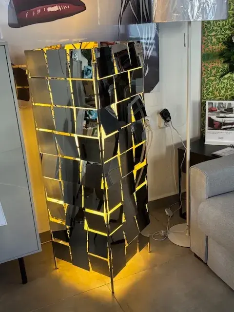 DESIGNOVÁ STOJACÍ LAMPA POSLEDNÁ