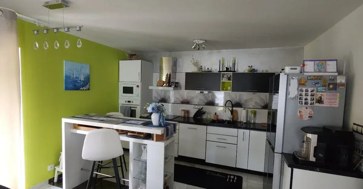 Barový stůl + dvě čalouněné židle