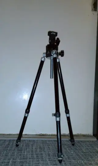 Starý celokovový variabilní fotografický stativ – plně funkč