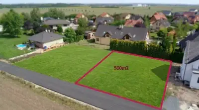 Stavební parcela pro RD za hranicí Prahy s bonusem
