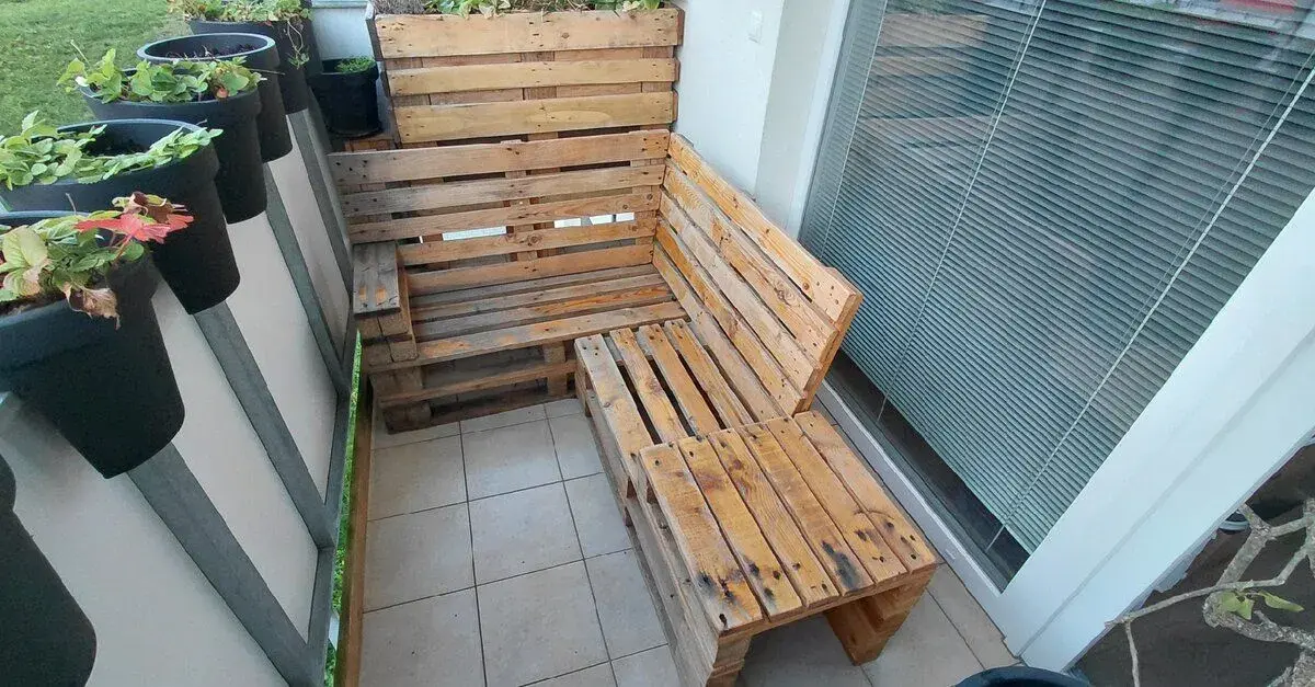 Dřevěné balkonové posezení z palet + květináč