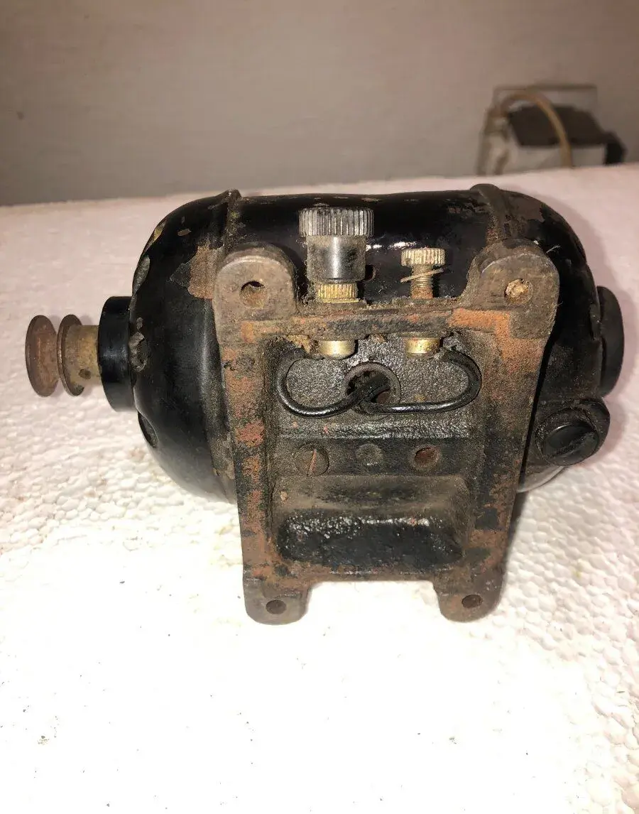 Historicky elektro motorek sici stroj