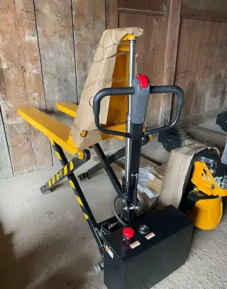 Nůžkový paletový vozík s elektrickým zdvihem