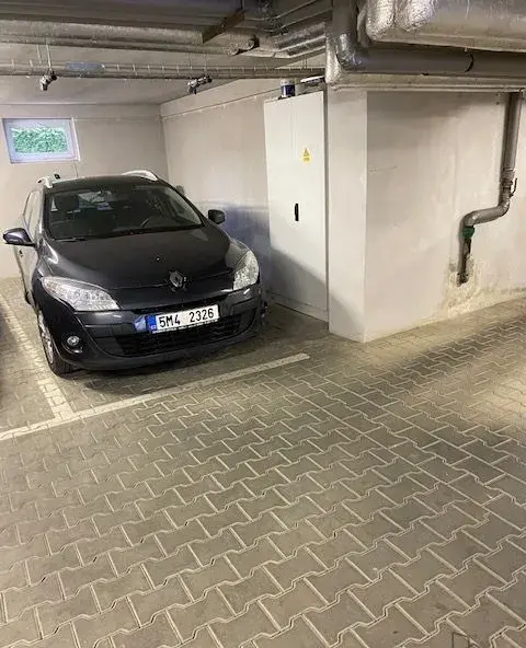 Pronájem krytého garážového stání Olomouc Mošnerova