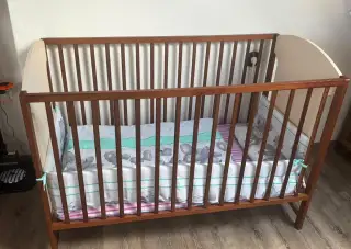 Dětská postýlka s kompletní výbavou – krásný stav