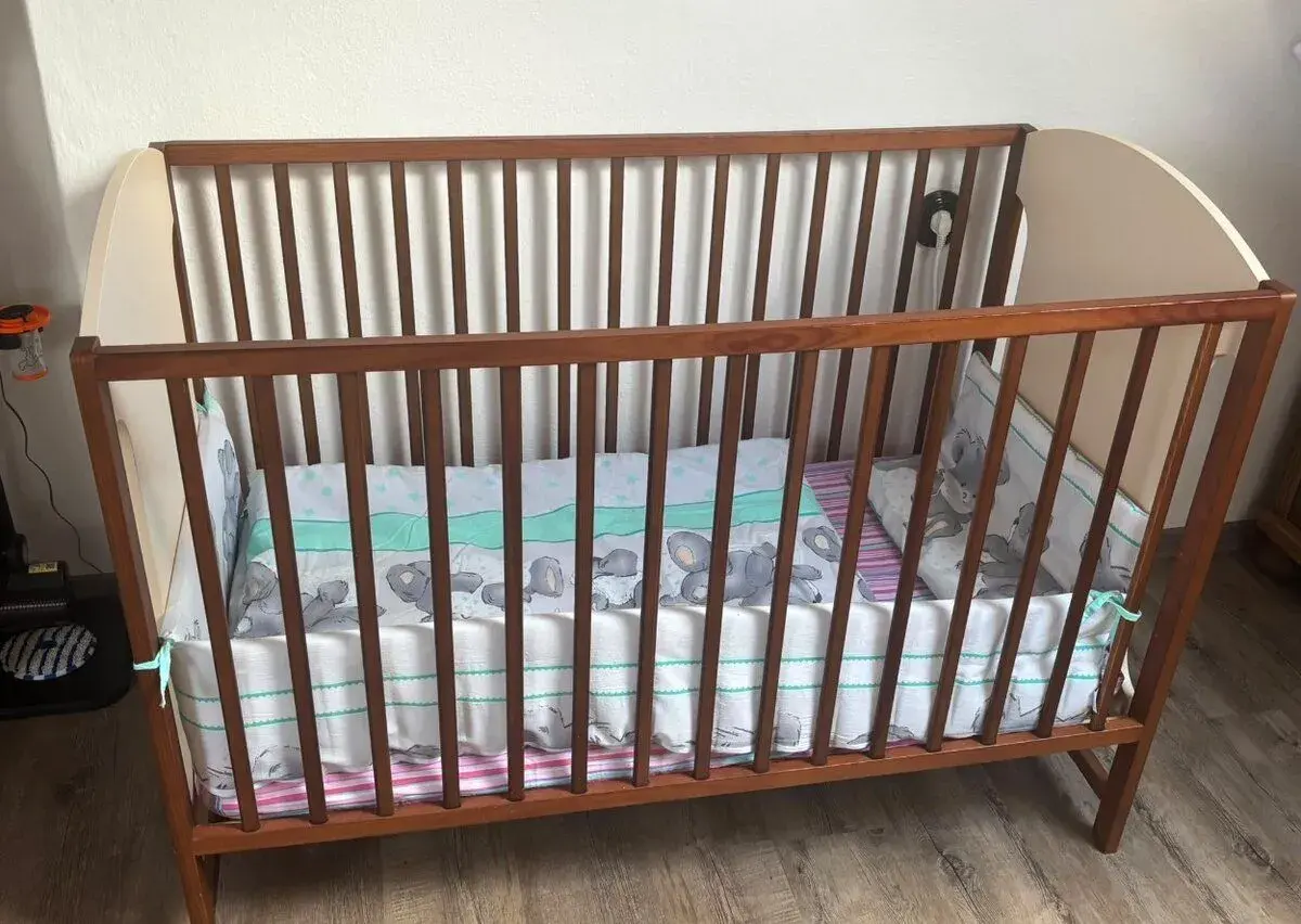 Dětská postýlka s kompletní výbavou – krásný stav