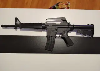 airsoftovou zbraň Well 16-A (design typu M16/M4).