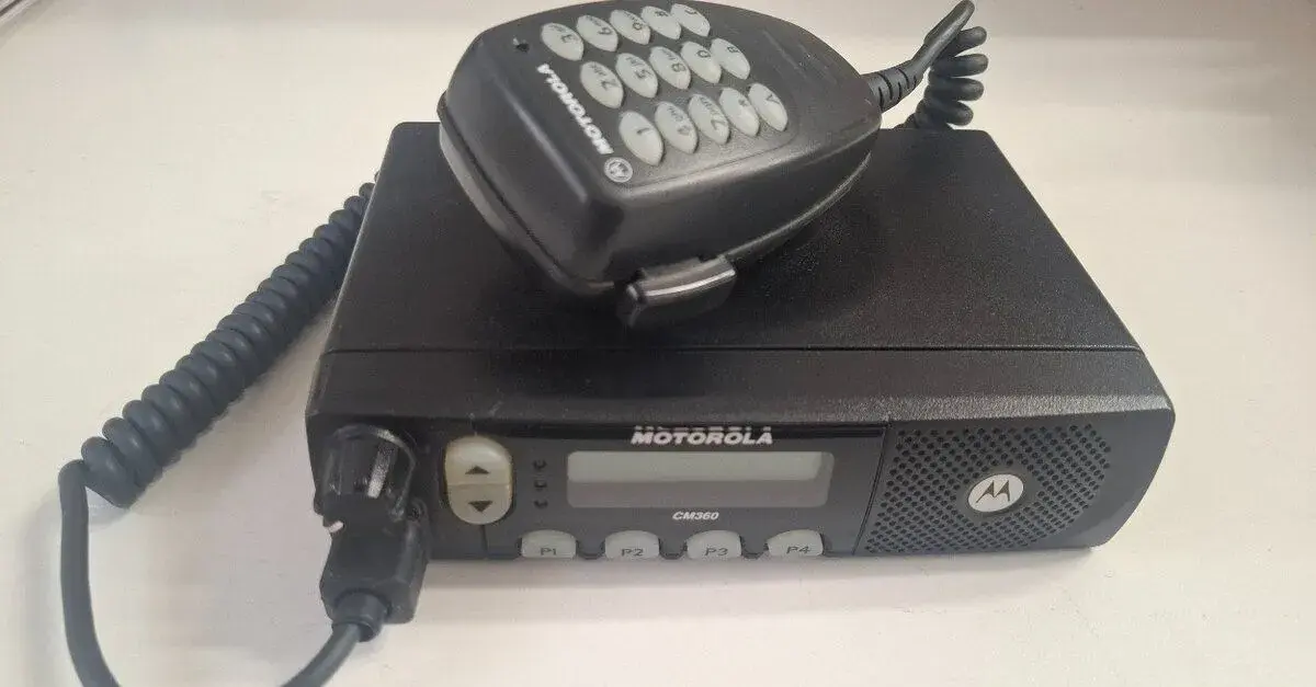 - radiostanice Motorola CM360 VHF