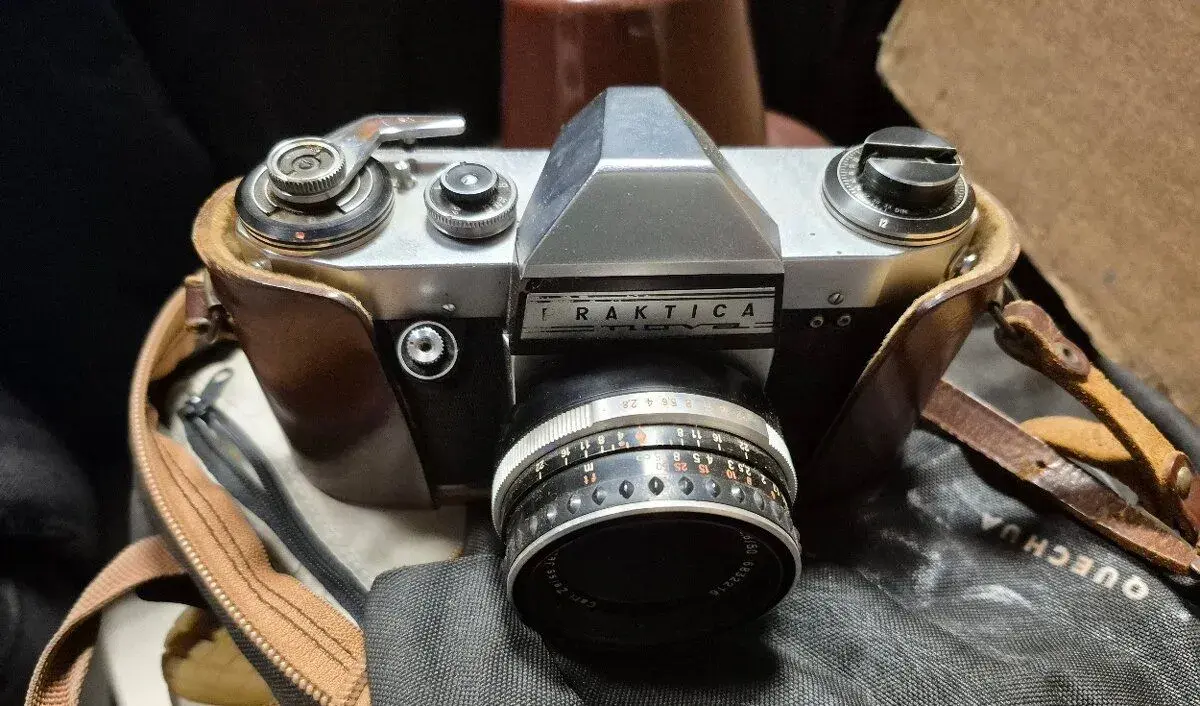 Analogový fotoaparát Praktica Nova+Carl Zeiss Jena Tessar 2,