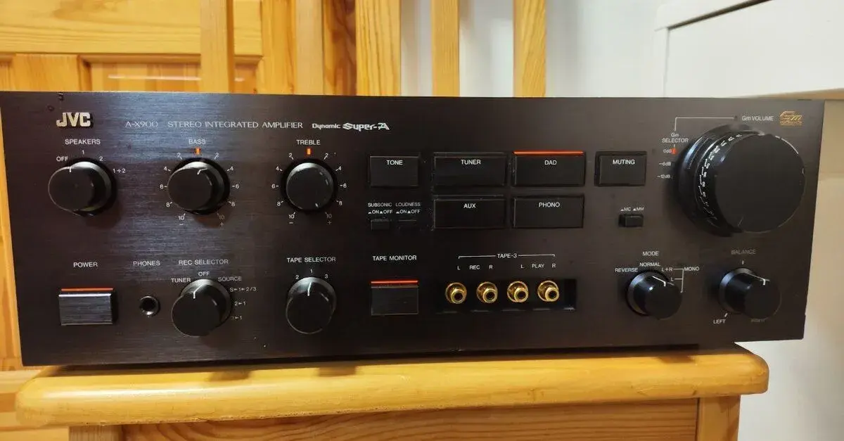 Hi-Fi zesilovač JVC A-X900 (1983–1985)