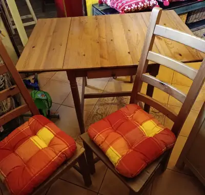 Stůl a dvě židle