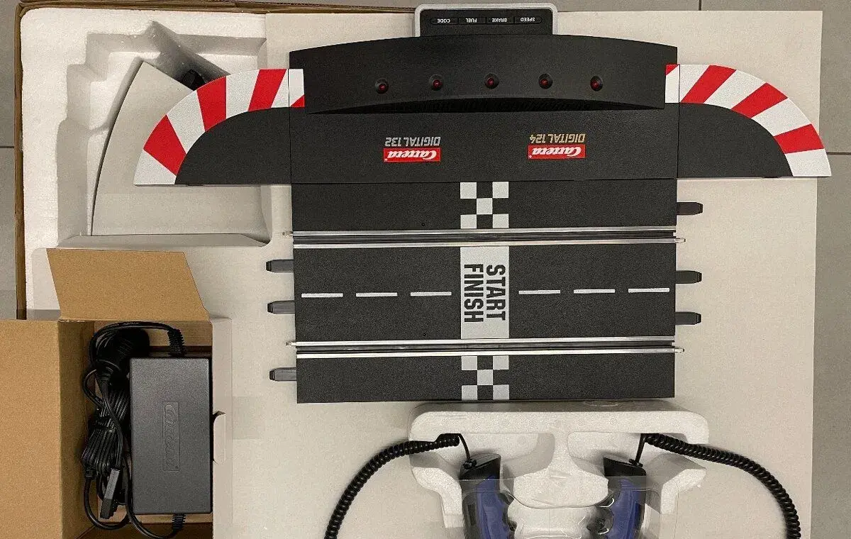 AUTODRÁHA Carrera DIGITAL 132/ŘÍDÍCÍ JEDNOTKA+TRAFO132 /NOVÉ