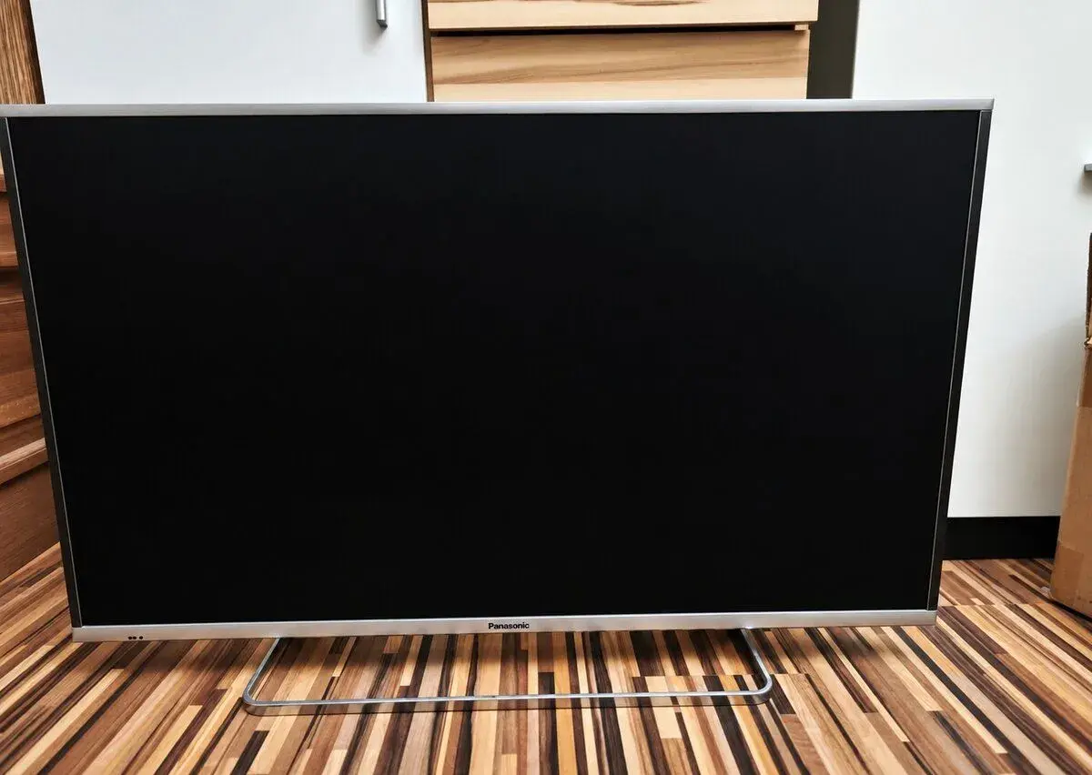 Panasonic 40" 4K UHD Smart TV TX-40AX630E + ovladač