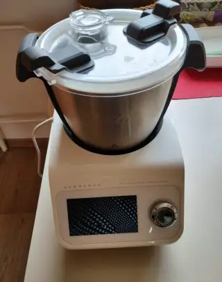 Zánovní kuchyňský robot Leonardo.