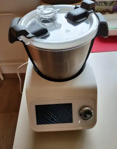 Zánovní kuchyňský robot Leonardo.