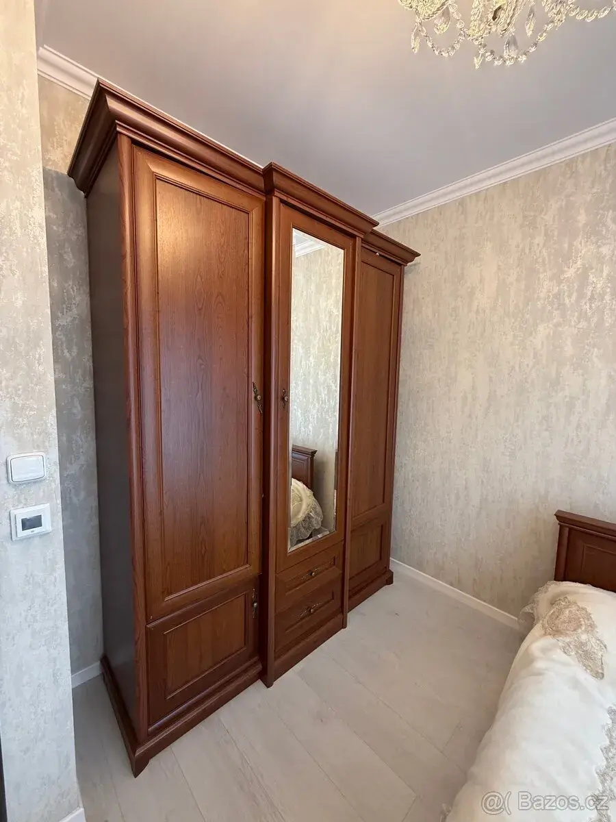 ložnicová sestava – postel, skříň, komoda