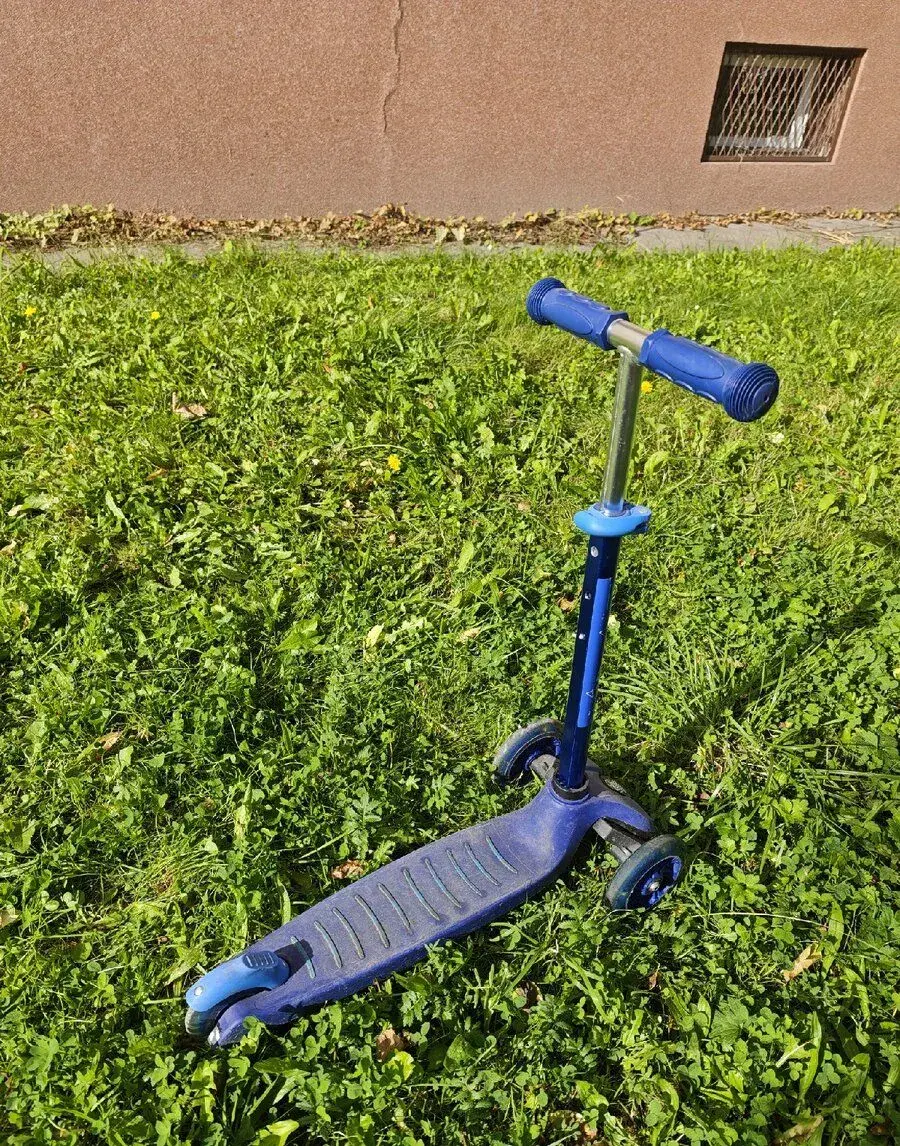 Modrá koloběžka Playtive junior