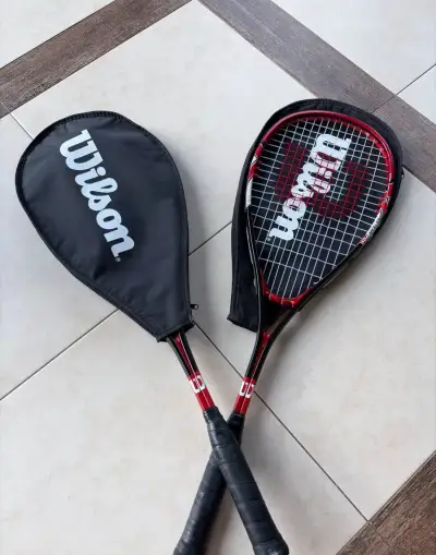 2x squashovou raketu Wilson Hyper Team 700 + obaly
