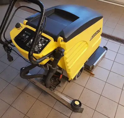 Podlahový mycí stroj KARCHER