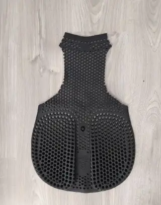 GELOVOU PODLOŽKU POD SEDLO SE ZADNÍM VYVÝŠENÍM