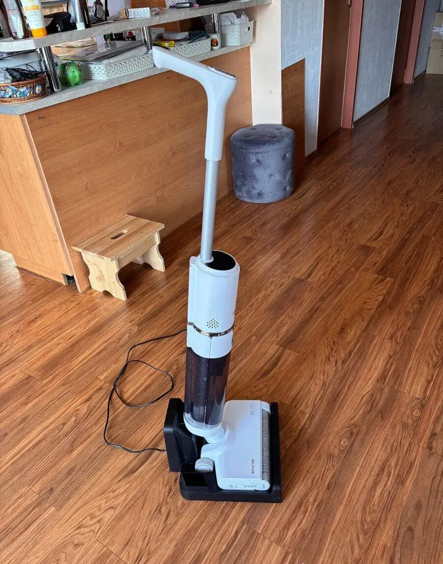 Podlahový vysavač a mop Sencor AQUINO – samočisticí