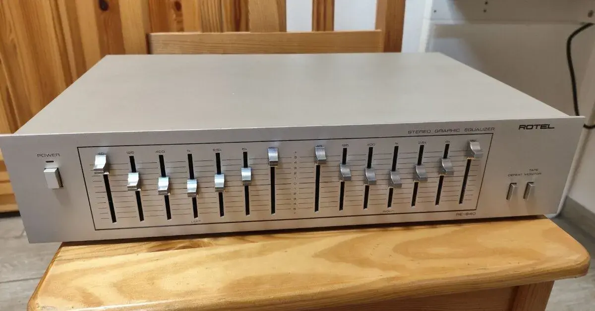 Rotel RE-840 – Vintage stereo grafický ekvalizér