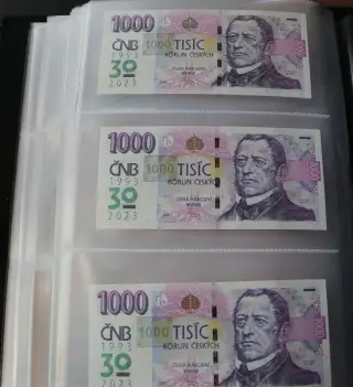 1000 Kč s přítiskem ČNB 3 po sobě jdoucí bankovky . Série R.