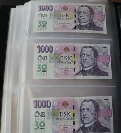 1000 Kč s přítiskem ČNB 3 po sobě jdoucí bankovky . Série R.