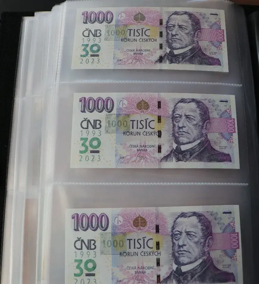 1000 Kč s přítiskem ČNB 3 po sobě jdoucí bankovky . Série R.