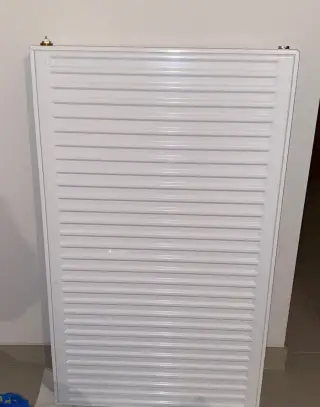 Nový radiátor ve kterém nebylo topeno