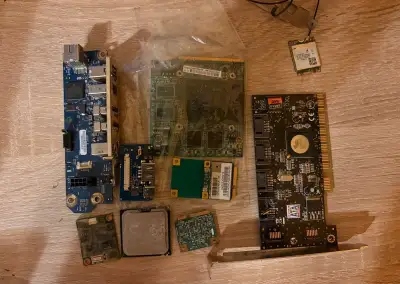 Balík starších PC komponent a karet