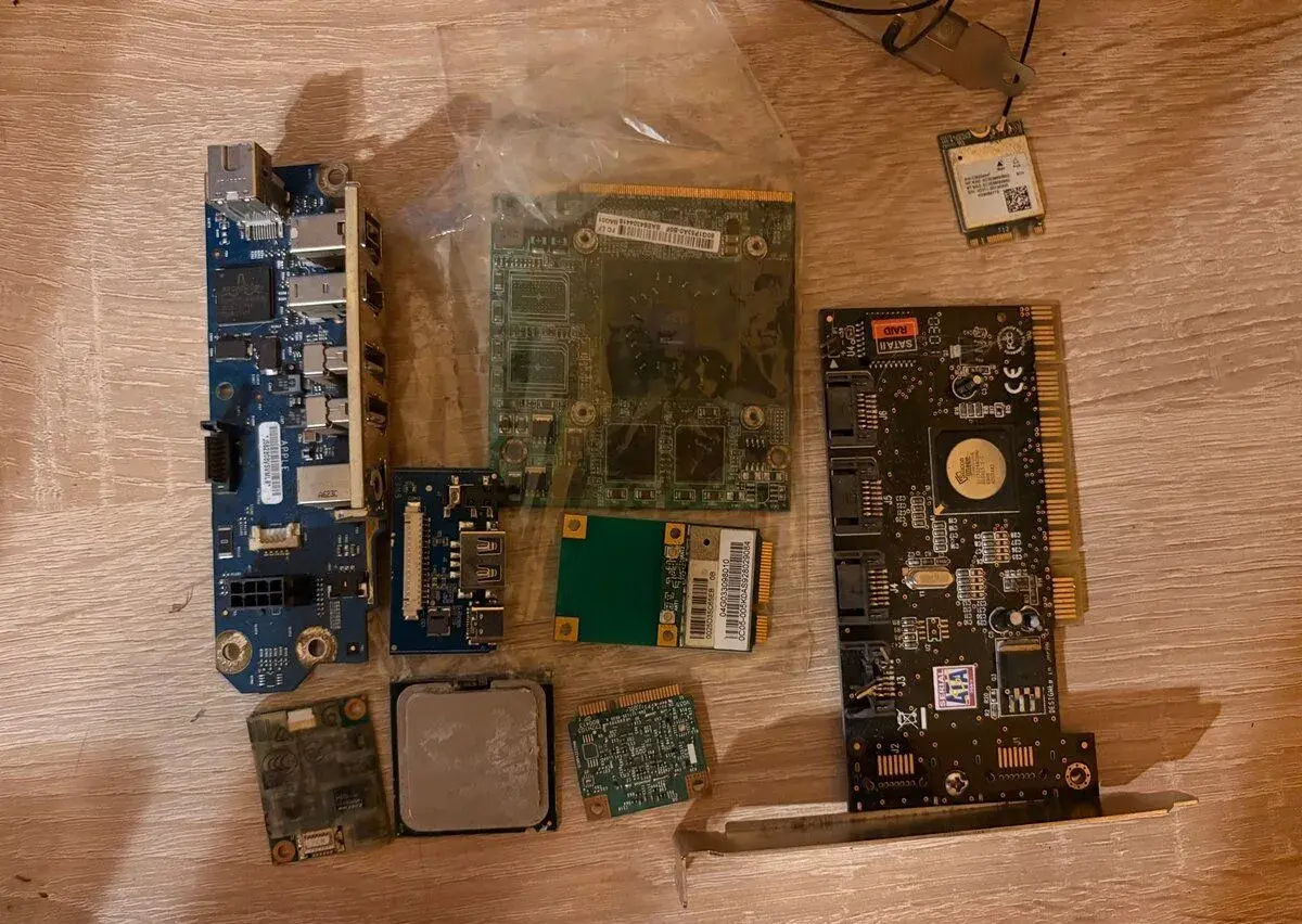 Balík starších PC komponent a karet