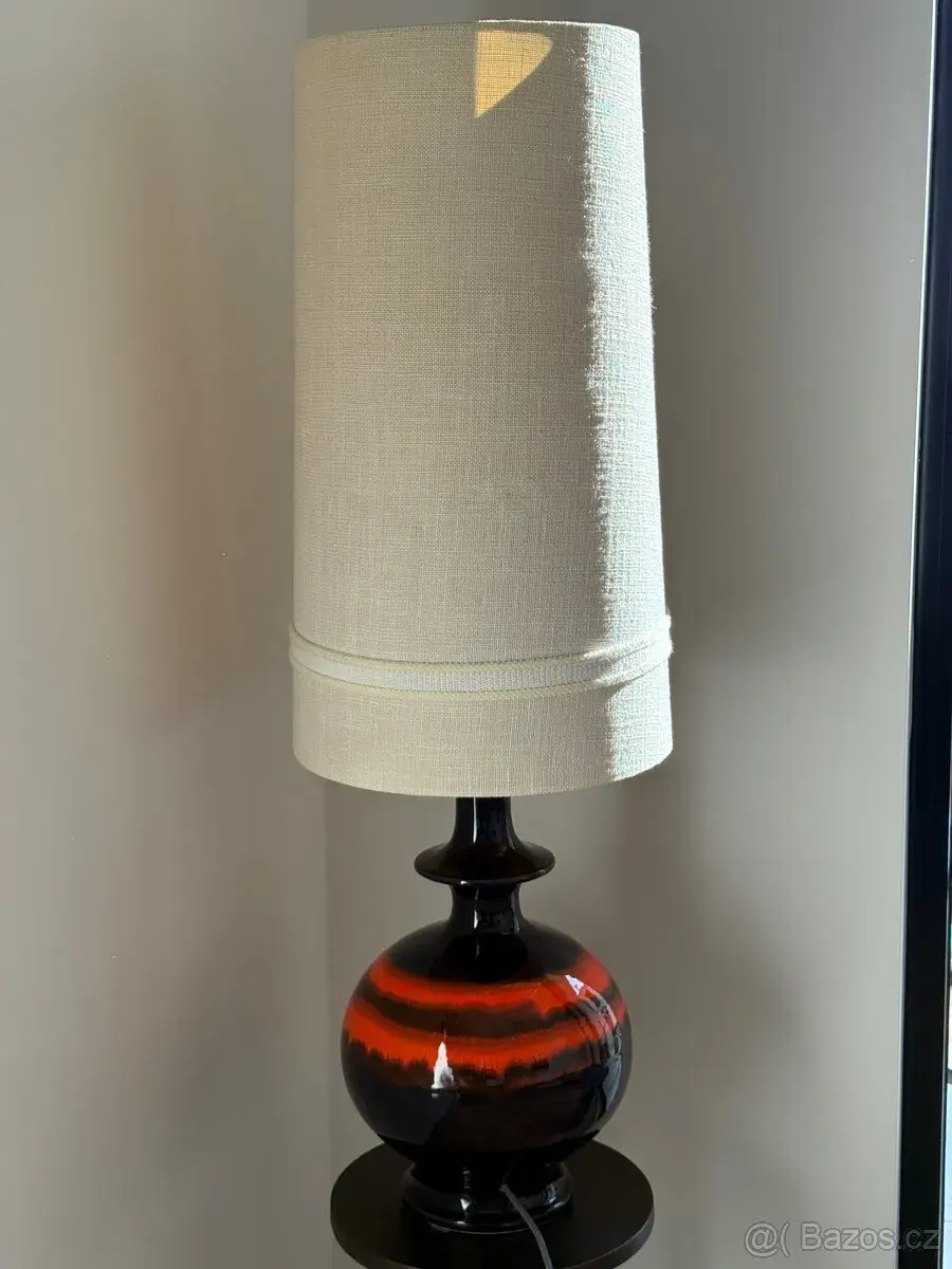 Lampa s keramickým podstavcem