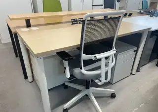 Kancelářské židle a stoly, kontejnery