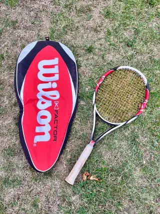 Lehoučká tenisová raketa Wilson (K) Factor 249g + obal