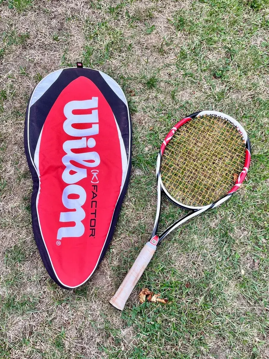 Lehoučká tenisová raketa Wilson (K) Factor 249g + obal
