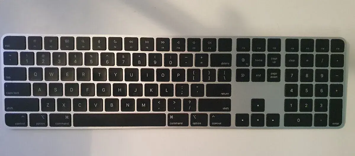 Apple Magic Keyboard s Touch ID a numerickou klávesnicí