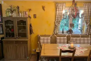 Provensálský jídelní kout s příborníkem