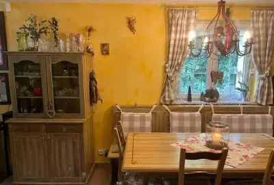 Provensálský jídelní kout s příborníkem