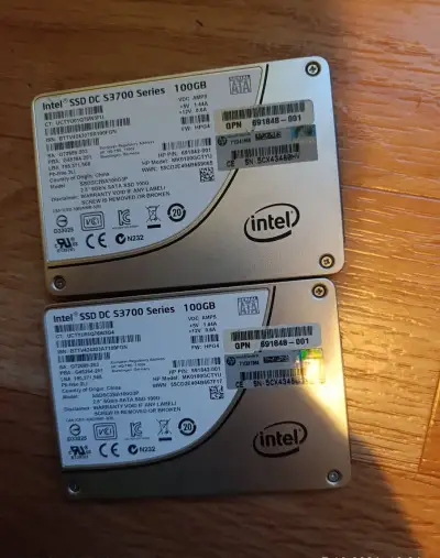 2x SSD Intel 100Gb - cena za oba