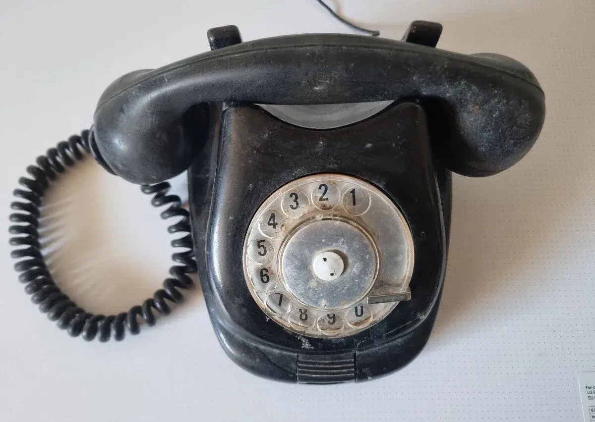 6x RETRO STOLNI TELEFONY na pevnou linku viz foto.