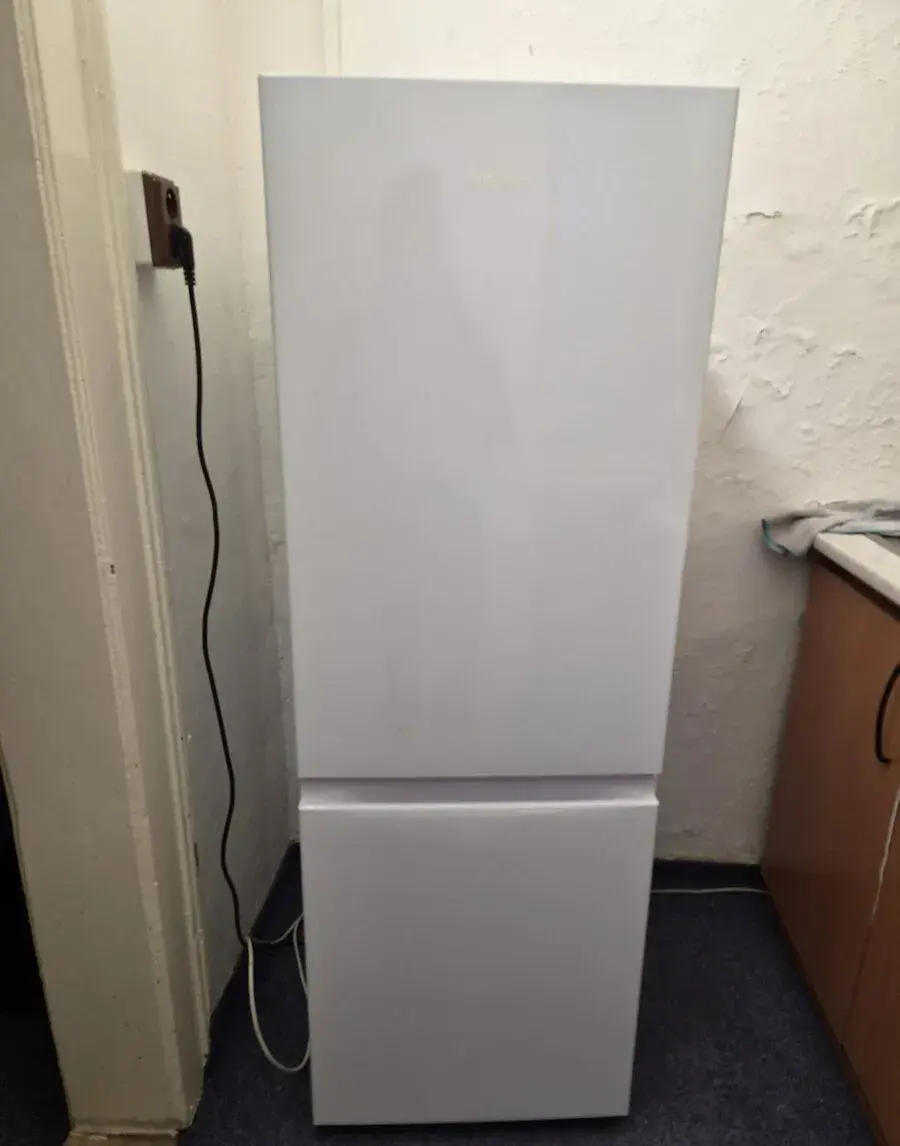 Lednice s mrazákem MORA CMD 2104 W – perfektní stav, r. 2024
