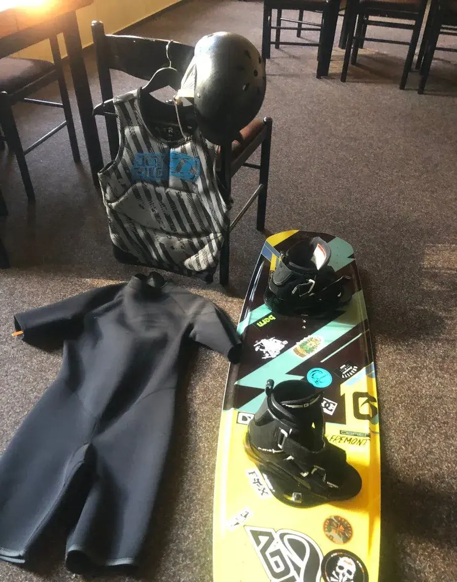 Wakeboard Obrien Fremont + vázání, vesta, neopren, helma