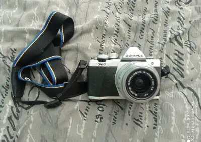 Olympus OM-D E-M10 Mark II s objektivem