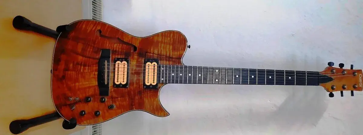 Carvin AE185 (USA, r.2002) – honduraský mahagon