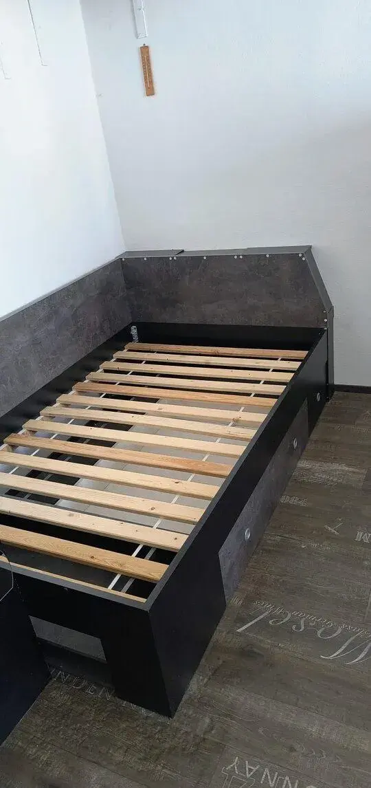 Postel 120 × 200 cm včetně roštů