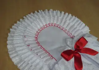 Retro zavinovačka s výplní 3 krajky, lemování, stuhy červené